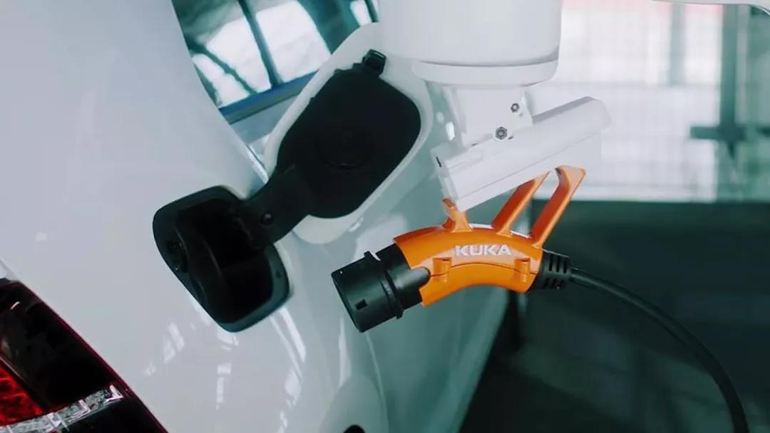 自動車の急速充電を支援できるロボットは、充電ポートを自動的にスキャンして調べます。